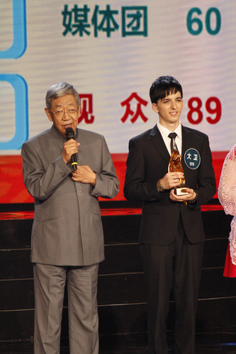 4.许嘉璐教授亲自为大卫颁奖,许诺助力大卫实现汉学家梦想 4.许嘉璐教授亲自为大卫颁奖,许诺助力大卫实现汉学家梦想